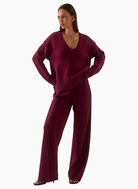 SOVERE Lane Plunge Sweater - Blackberry
