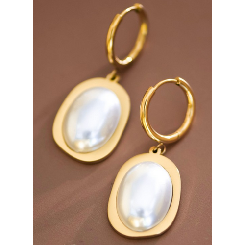Zoe Pearl Drop Earrings.