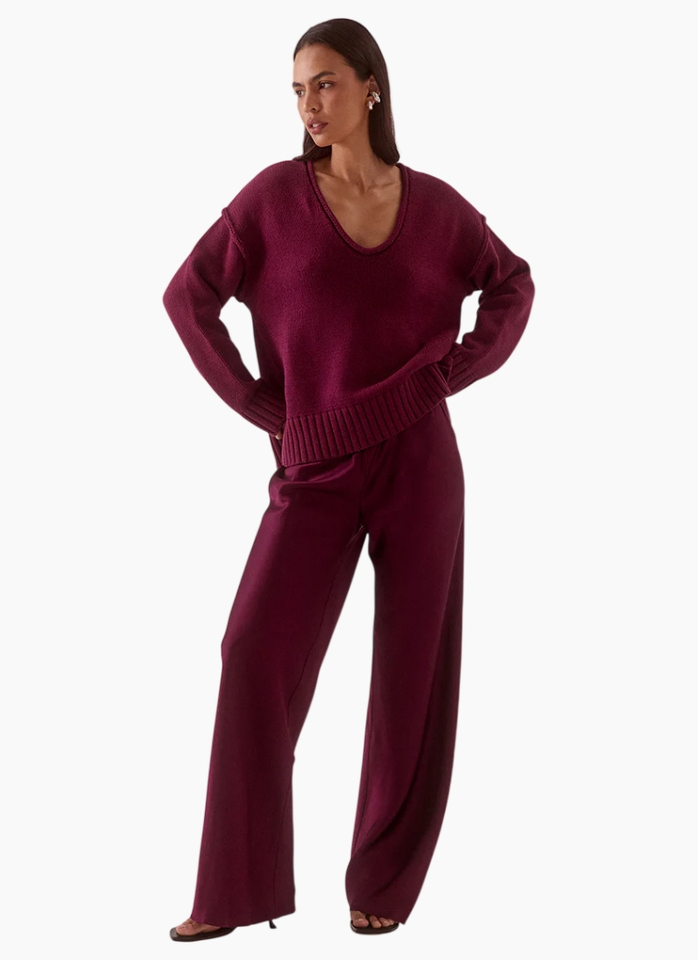 SOVERE Lane Plunge Sweater - Blackberry